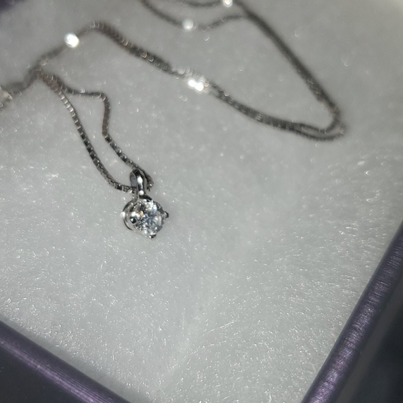 18 karat SI signature Ben Bridge Diamond Pendant - Picture 11 of 16